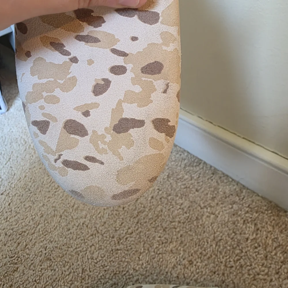 TOMS Women Cream and Brown Camoflauge Patterned Slip-On Loafer Shoes Size 5.5